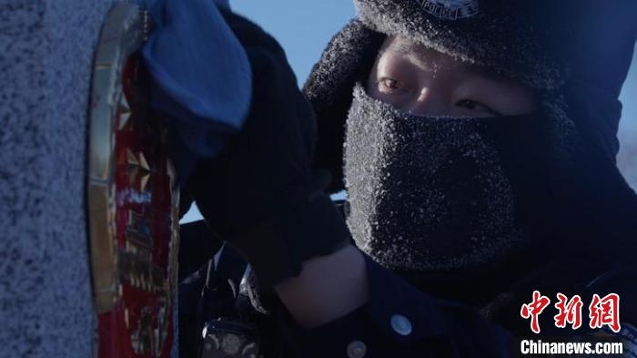 圖為恩和哈達邊境派出所的9名民警踏雪巡邊?！⒕S明 攝