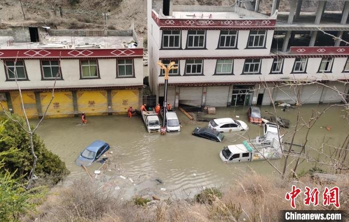 救援人員正在丹巴一處民房被淹處搜尋和轉(zhuǎn)移人員。　周勇 攝