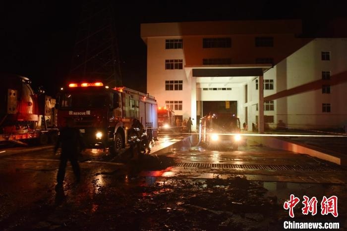 丹巴關(guān)州電站外多臺消防車輛正在開展排水作業(yè)?！≈苡?攝