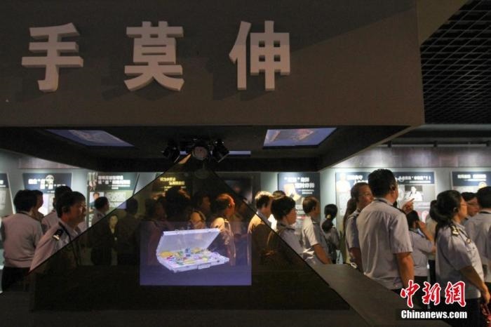 資料圖：2015年10月，海南省公安廳組織黨員干部前往反腐倡廉警示教育基地參觀受教。洪堅鵬 攝