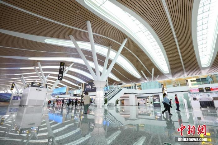 資料圖：貴陽龍洞堡國際機(jī)場T3航站樓出發(fā)大廳。 瞿宏倫 攝