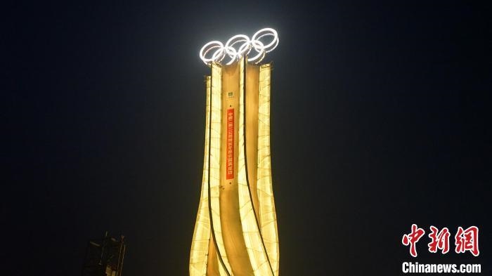 1月25日，由中建二局三公司承建的“海陀塔”順利竣工，奧運(yùn)五環(huán)閃耀延慶冬奧賽區(qū)?！≈薪ǘ秩竟﹫D
