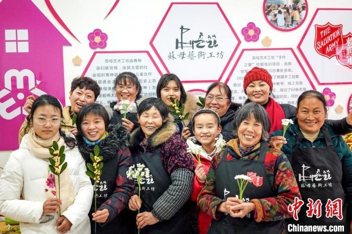 “蘇母藝術(shù)工坊”文創(chuàng)工作室的姐妹們?！」帕捡x 攝