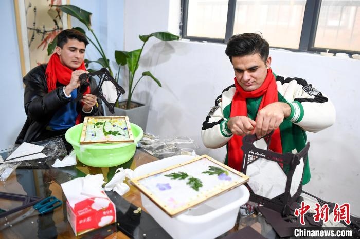 巴基斯坦留學生制作燈籠。　楊華峰 攝