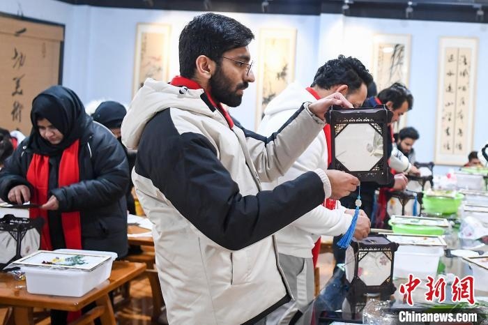 巴基斯坦留學生制作燈籠。　楊華峰 攝
