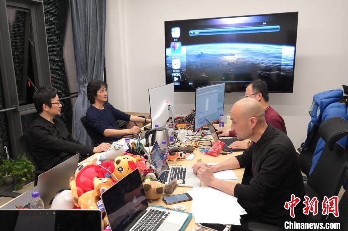 廣州美術(shù)學院曹雪、劉平云帶領(lǐng)的設(shè)計團隊對北京冬奧會吉祥物加班加點進行修改設(shè)計。(資料圖) 劉平云供圖