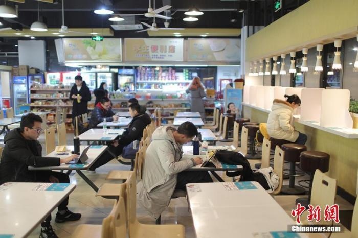 資料圖：考研學(xué)生在食堂內(nèi)復(fù)習(xí)。 泱波 攝