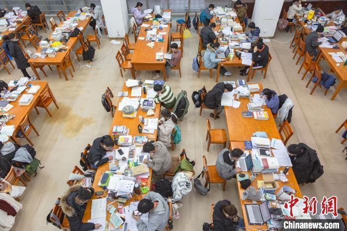 資料圖：南昌大學(xué)圖書館自習(xí)室內(nèi)，考生正在緊張復(fù)習(xí)?！⒘?攝