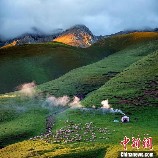 圖為作品《晨光炊煙》?！〗股?攝