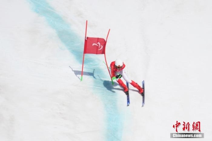 3月6日，中國(guó)選手梁景怡在比賽中。當(dāng)日，北京2022年冬殘奧會(huì)殘奧高山滑雪男子超級(jí)大回轉(zhuǎn)-站姿決賽在國(guó)家高山滑雪中心舉行，中國(guó)選手梁景怡奪得冠軍。 <a target='_blank' href='/'>中新社</a>記者 劉冉陽 攝 　