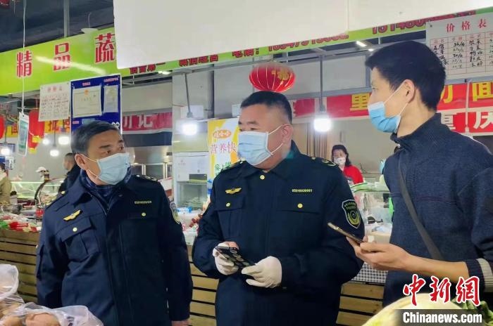 圖為執(zhí)法人員進(jìn)行調(diào)查?！±铈面谩z