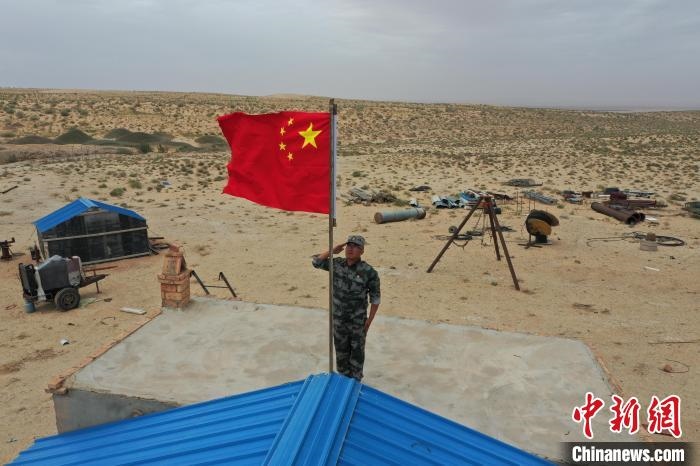 圖為每天升旗是謝寶民的必修課?！∈茉L者供圖