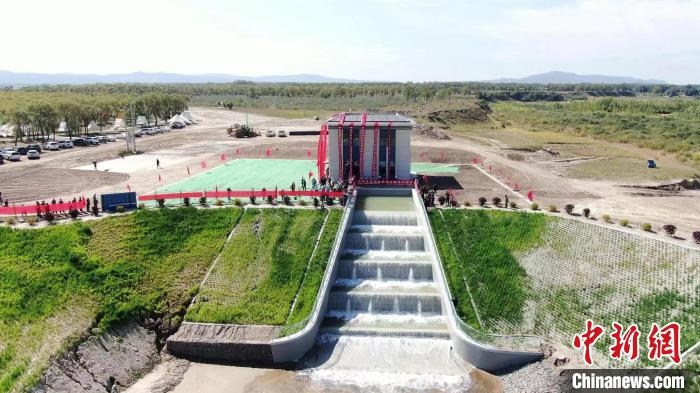 圖為生態(tài)補(bǔ)水現(xiàn)場。　范效孔 攝