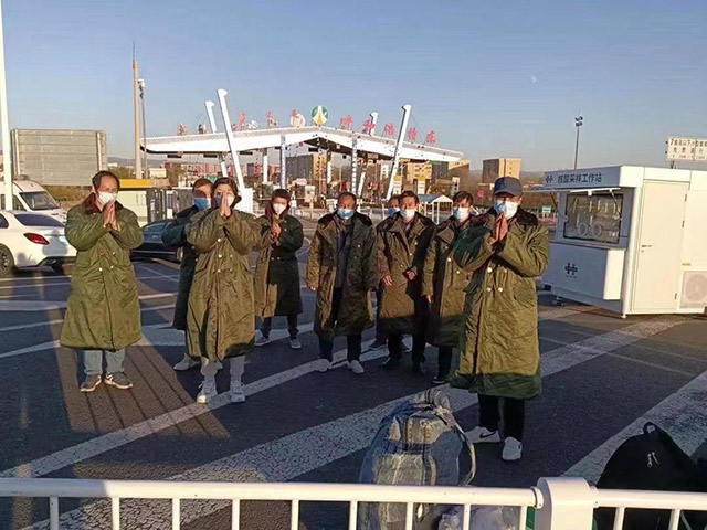 護送農(nóng)民工安全返鄉(xiāng)。賽罕區(qū)民政局供圖