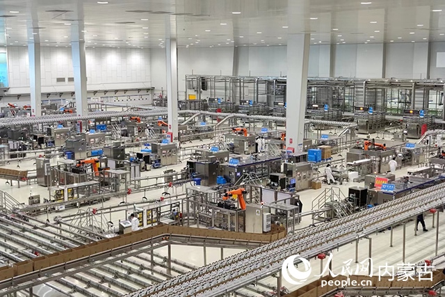 伊利健康谷液態(tài)奶生產(chǎn)基地。人民網(wǎng)記者 趙夢月攝