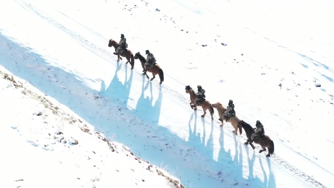 迎著朝陽(yáng)在邊防線上巡邏的執(zhí)勤官兵。賴志強(qiáng) 攝.webp.jpg