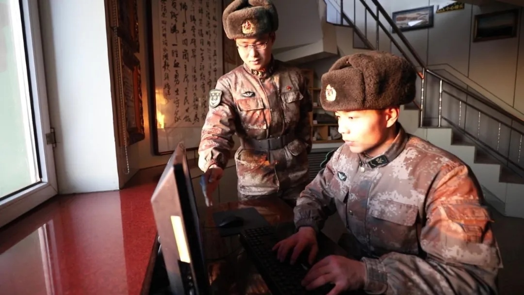 哨所內(nèi)，官兵們熟練操作視頻監(jiān)控系統(tǒng).webp.jpg