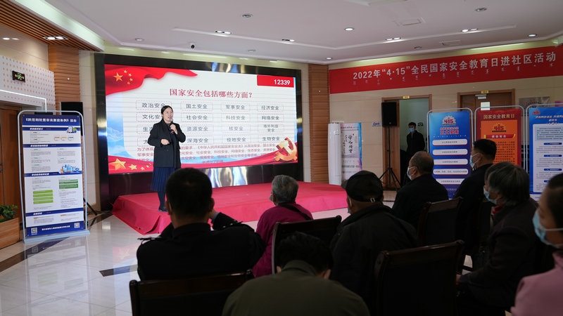 線下聯(lián)合各國家安全委員單位同步開展“國家安全進(jìn)社區(qū)”活動，現(xiàn)場通過以國家安全知識問答為主線，穿插烏蘭牧騎演出、國家安全宣講、發(fā)放國家安全法律法規(guī)讀本等形式，圍繞什么是國家安全、國家安全包含哪些內(nèi)容、如何維護(hù)國家安全等方面，為社區(qū)老百姓開展宣傳宣講，同時作為現(xiàn)場“進(jìn)社區(qū)”活動與線上直播活動連線，把現(xiàn)場熱烈氣氛帶到網(wǎng)絡(luò)，與大家共同分享。 (4)_副本.jpg