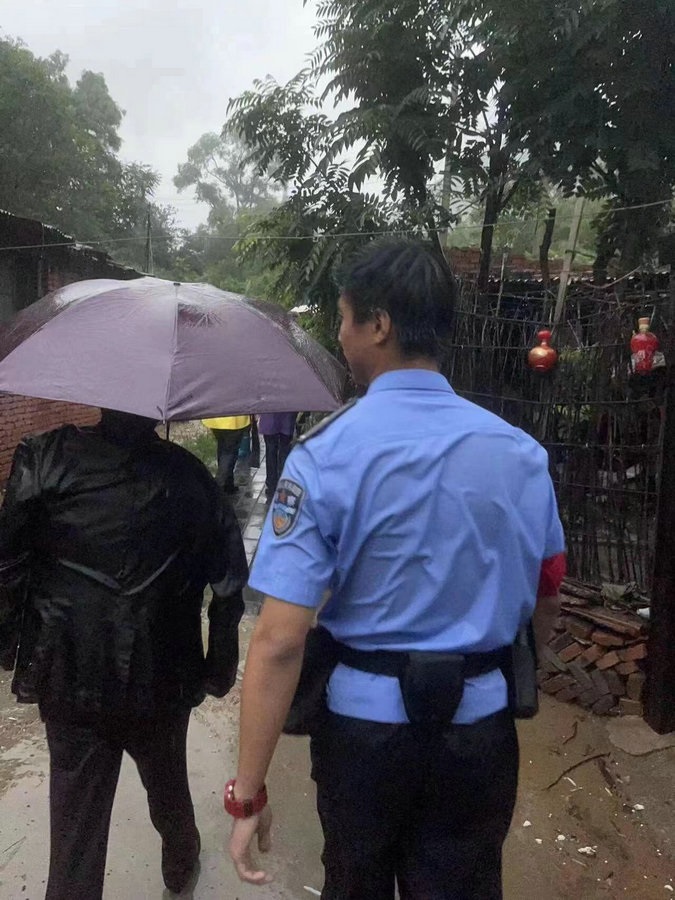 1691597575256555.jpg 孫愉力誠(chéng)在雨中護(hù)送旅客轉(zhuǎn)移至安全地帶_proc.jpg