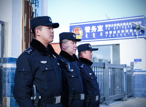 站好“護學(xué)崗”，守護“成長路”——南地公安持續(xù)開展護學(xué)行動214.png