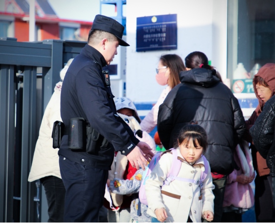 站好“護學(xué)崗”，守護“成長路”——南地公安持續(xù)開展護學(xué)行動496.png