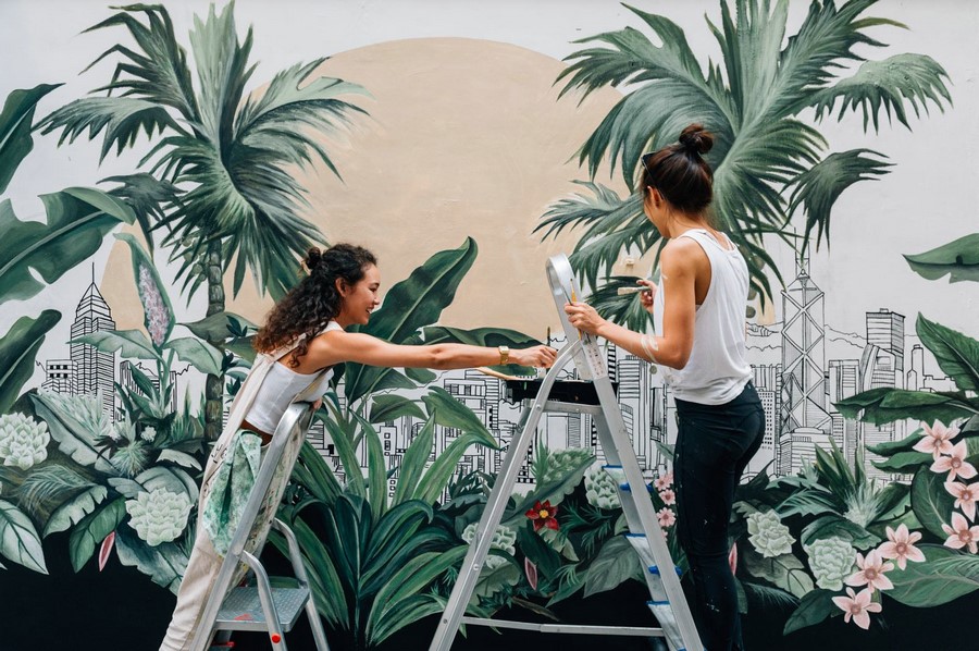 05. 藝術(shù)家梅慧欣、連佩汶與她們創(chuàng)作的壁畫作品.jpg