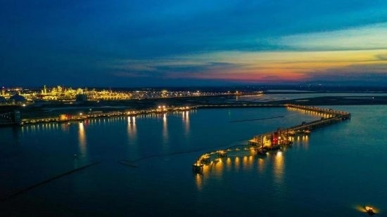 圖為中科煉化自建港口碼頭，30萬噸級(jí)原油泊位