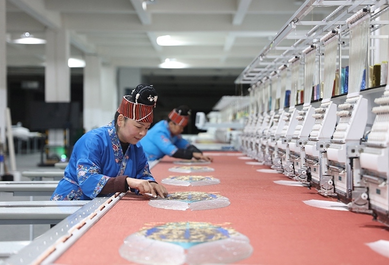 2023年2月13日，貴州省黔東南苗族侗族自治州施秉縣工業(yè)園區(qū)，工人在機(jī)繡車間作業(yè)。