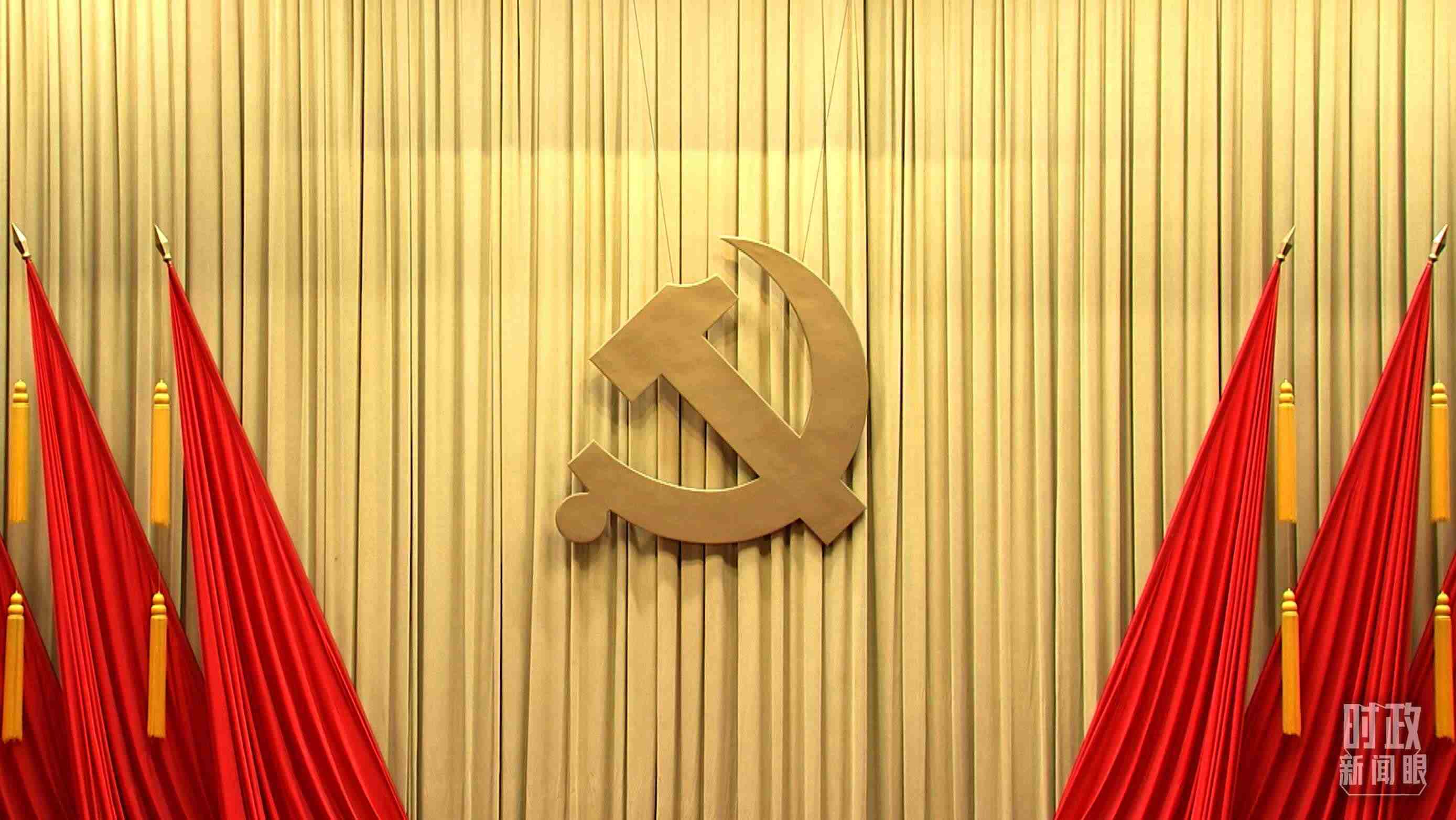 △會場上莊嚴的黨徽。（總臺央視記者郭鴻拍攝）