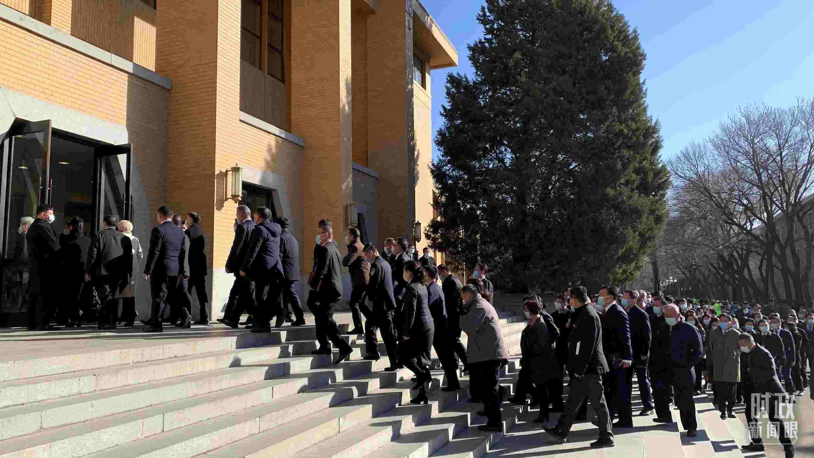 △參加這次慶祝大會暨開學典禮的與會人員正在步入會場。（總臺央視記者段德文拍攝）