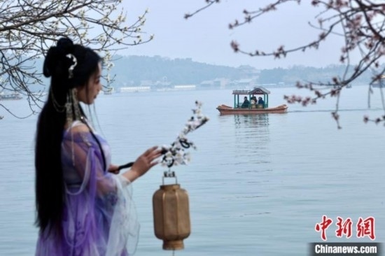 圖為游客在昆明湖畔游玩。<a target='_blank' data-cke-saved-href='/' href='/'><p align=