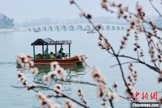 20日，頤和園游船開航。<a target='_blank' data-cke-saved-href='/' href='/'><p align=