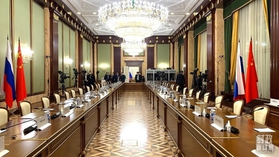 △俄羅斯聯(lián)邦政府大廈內(nèi)，習主席在這里會見俄羅斯總理米舒斯京。（總臺央視記者段德文拍攝）