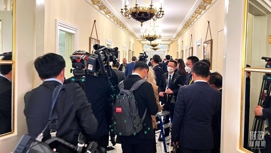  △等待進入會場的新聞記者擠滿走廊。（總臺央視記者程鋮拍攝）