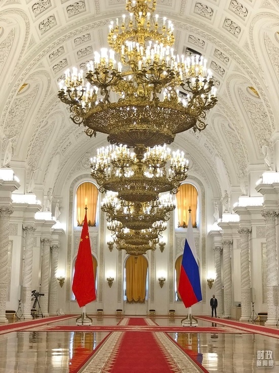 △克里姆林宮喬治大廳，習主席在這里同普京總統(tǒng)握手合影。（總臺央視記者石偉明拍攝）
