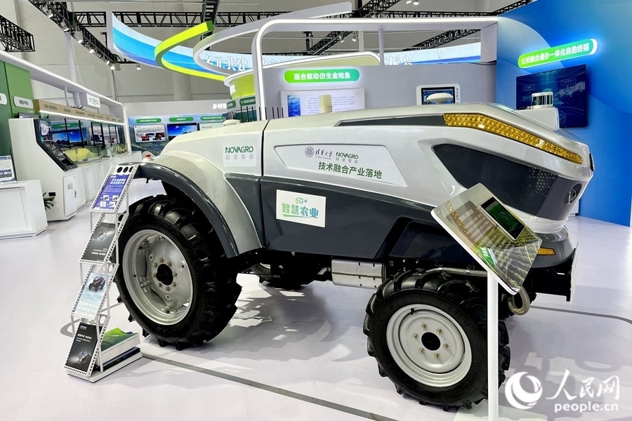 通過(guò)手機(jī)，就能指揮新能源無(wú)人駕駛拖拉機(jī)在田里作業(yè)。人民網(wǎng) 錢(qián)嘉禾攝