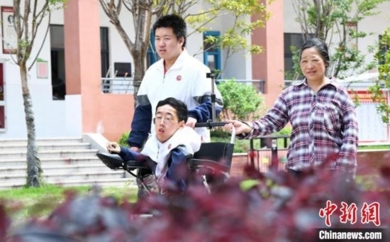 碰上天氣好，朱金祥就會(huì)利用休息時(shí)間，和鐘華強(qiáng)母親將其推出來(lái)賞賞花，曬曬太陽(yáng)，呼吸一下外面的新鮮空氣。 卓忠偉 攝