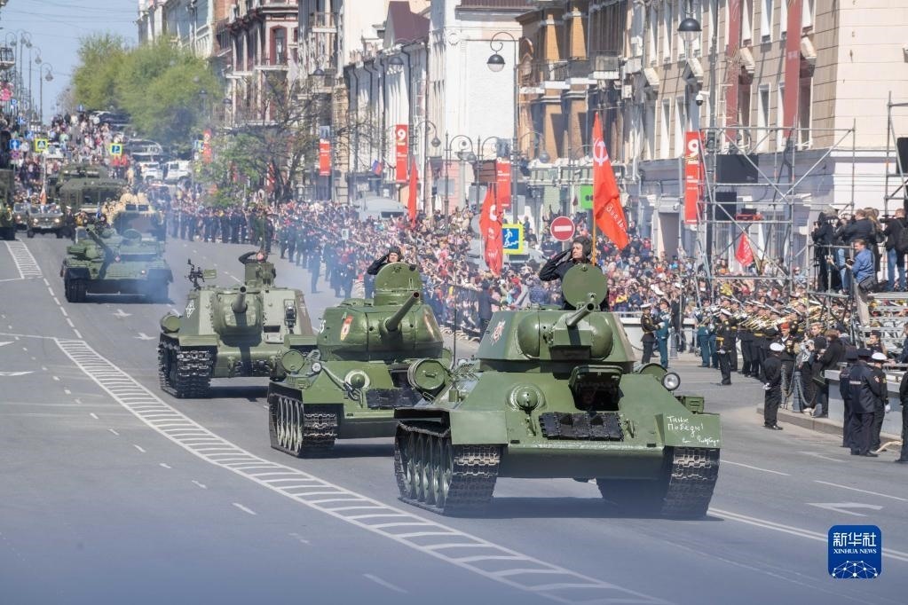 5月9日，在俄羅斯符拉迪沃斯托克市，坦克編隊(duì)參加閱兵式。新華社發(fā)（郭飛洲攝）