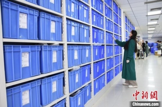 圖為鄭州大學人骨考古實驗室內的骨骼標本庫。王宇 攝