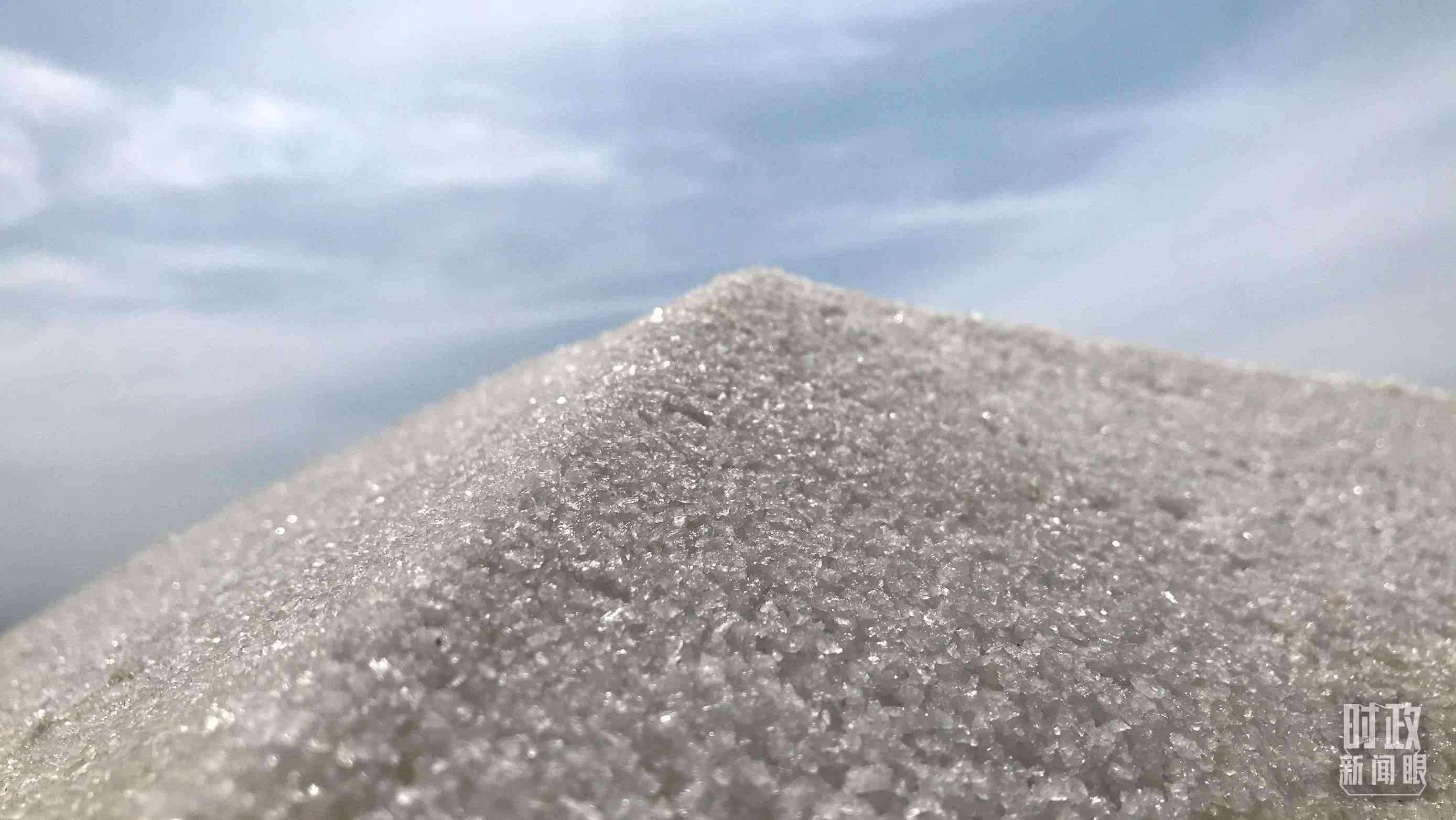 △鹽湖出產(chǎn)的河?xùn)|大鹽。（總臺央視記者石偉明拍攝）