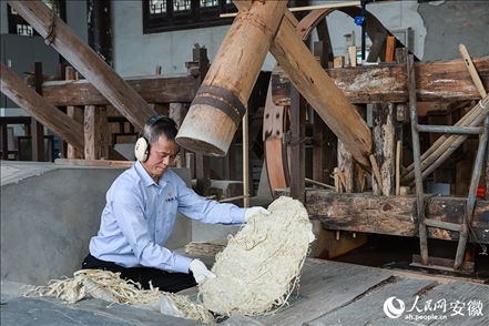 宣紙制作工藝——制簾。人民網(wǎng)記者 張俊攝