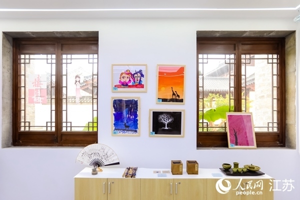 “棲棲小店”的文創(chuàng)產(chǎn)品展示廳。人民網(wǎng)記者 馬曉波攝