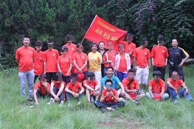 項目辦開展活動合影，喬海云（后排中，黑衣）和張月如（后排右一）