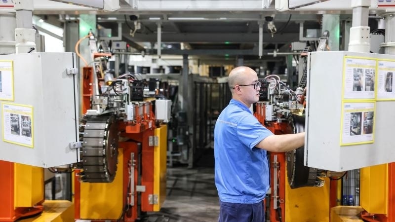 工作人員在貴州輪胎股份有限公司的“5G全連接工廠”成型區(qū)作業(yè)（2022年5月17日攝）。新華社記者 歐東衢 攝