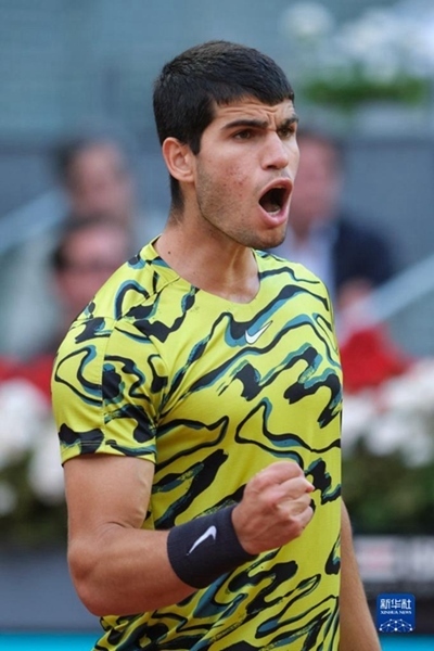 5月7日，阿爾卡拉斯在比賽中慶祝得分。當(dāng)日，在西班牙馬德里網(wǎng)球公開賽男單決賽中，西班牙選手阿爾卡拉斯以2比1戰(zhàn)勝德國選手施特魯夫，奪得冠軍。新華社記者 孟鼎博 攝