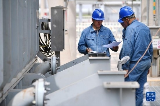 5月27日，電力工人在工程現(xiàn)場進行檢修作業(yè)。