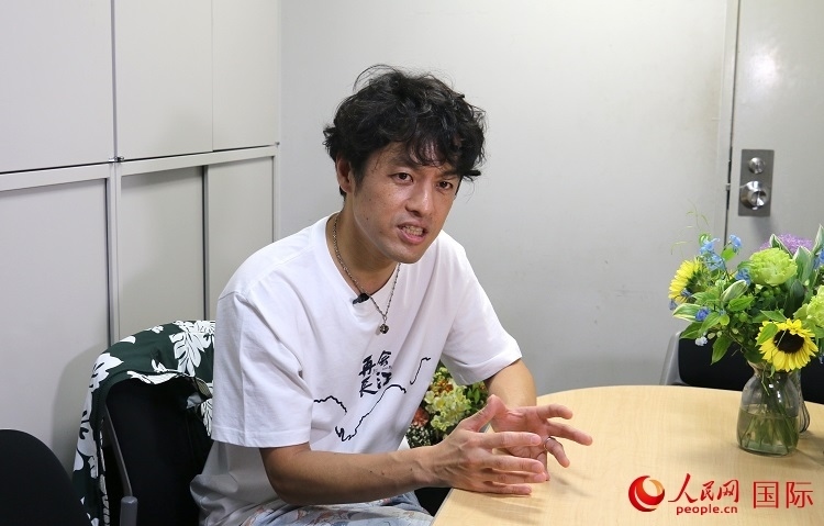 竹內(nèi)亮接受人民網(wǎng)專訪。人民網(wǎng) 許可攝