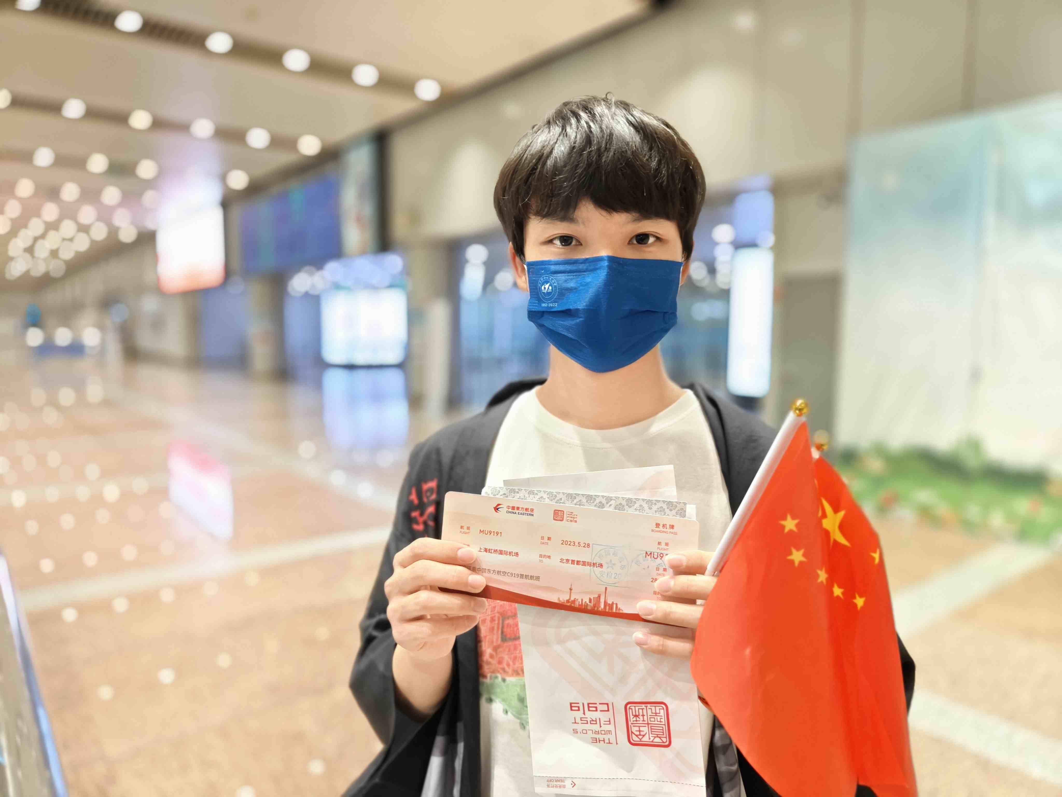 張可立向記者展示有著紀(jì)念意義的登機牌。人民網(wǎng)記者 夏曉倫攝