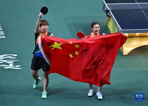 5月27日，陳夢(mèng)（右）/王藝迪慶祝勝利。當(dāng)日，在南非德班進(jìn)行的2023年世界乒乓球錦標(biāo)賽女子雙打決賽中，中國(guó)選手陳夢(mèng)/王藝迪以3比0戰(zhàn)勝韓國(guó)選手田志希/申裕斌，奪得冠軍。新華社記者 陶希夷攝
