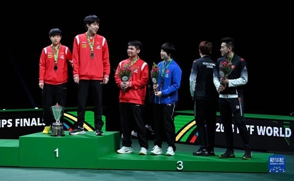 5月26日，冠軍中國(guó)組合王楚欽（左二）/孫穎莎（左一）與季軍中國(guó)組合林詩(shī)棟（左三）/蒯曼（左四）、中國(guó)香港組合黃鎮(zhèn)廷（右一）/杜凱琹在頒獎(jiǎng)儀式后交流。新華社記者 陶希夷攝